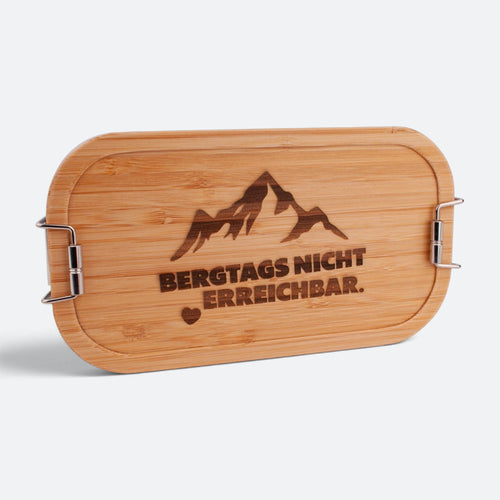 Brotzeitbox mit Bambusdeckel, eingraviertem Berggipfel und dem Spruch „Bergtags nicht erreichbar.“ mit kleinem Herz.