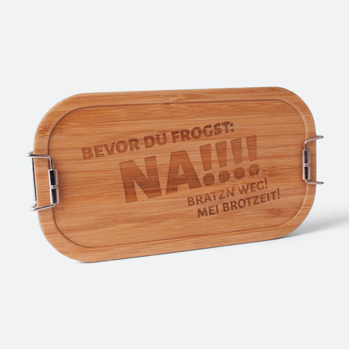 Brotzeitbox mit Bambusdeckel und der Gravur „Bevor du frogst: NA!!!!! Bratzn weg! Mei Brotzeit!“.