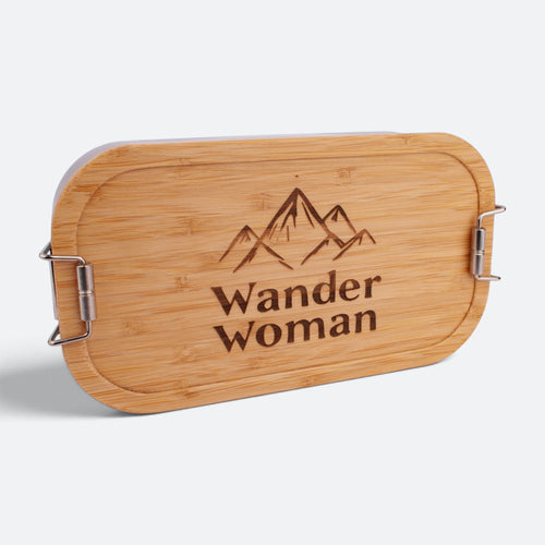 Brotzeitbox mit Bambusdeckel, eingravierten Berggipfeln und dem Schriftzug „Wander Woman“.