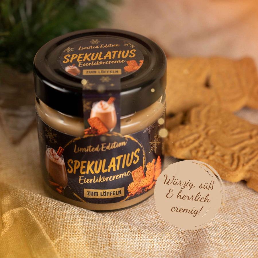 Glas Eierlikörcreme Spekulatius zum Löffeln, Limited Edition, auf Leinentuch neben Spekulatius-Keksen