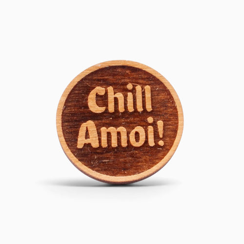Holz-Ansteck-Pin "Chill Amoi"