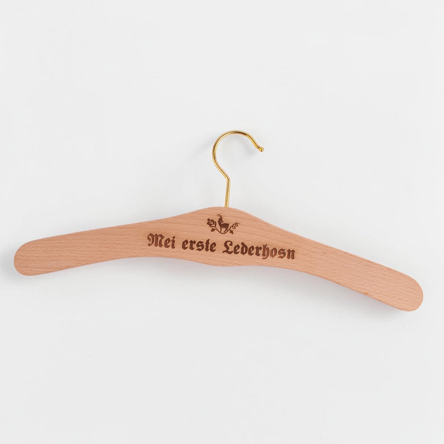 Kleiderbügel "Mei erste Lederhosn" von meinherzschlag – Produktbild 2 von 2.