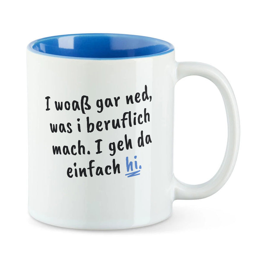 Weiße Tasse mit blauer Innenseite und dem bairischen Spruch „I woaß gar ned, was i beruflich mach. I geh da einfach hi.“ in Pinselschrift.
