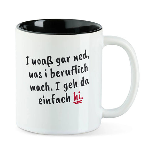 Weiße Tasse mit schwarzer Innenseite und dem bairischen Spruch „I woaß gar ned, was i beruflich mach. I geh da einfach hi.“ in Pinselschrift.