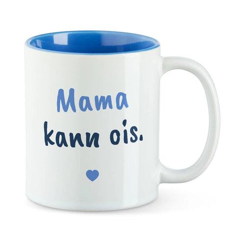 Weiße Tasse mit blauer Innenseite und dem bairischen Spruch „Mama kann ois.“ in Pinselschrift.