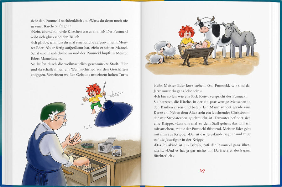 Doppelseite aus dem Pumuckl Vorlesebuch: Meister Eder und Pumuckl in der Werkstatt, daneben eine Krippe mit Jesuskind, Tieren und Pumuckl.