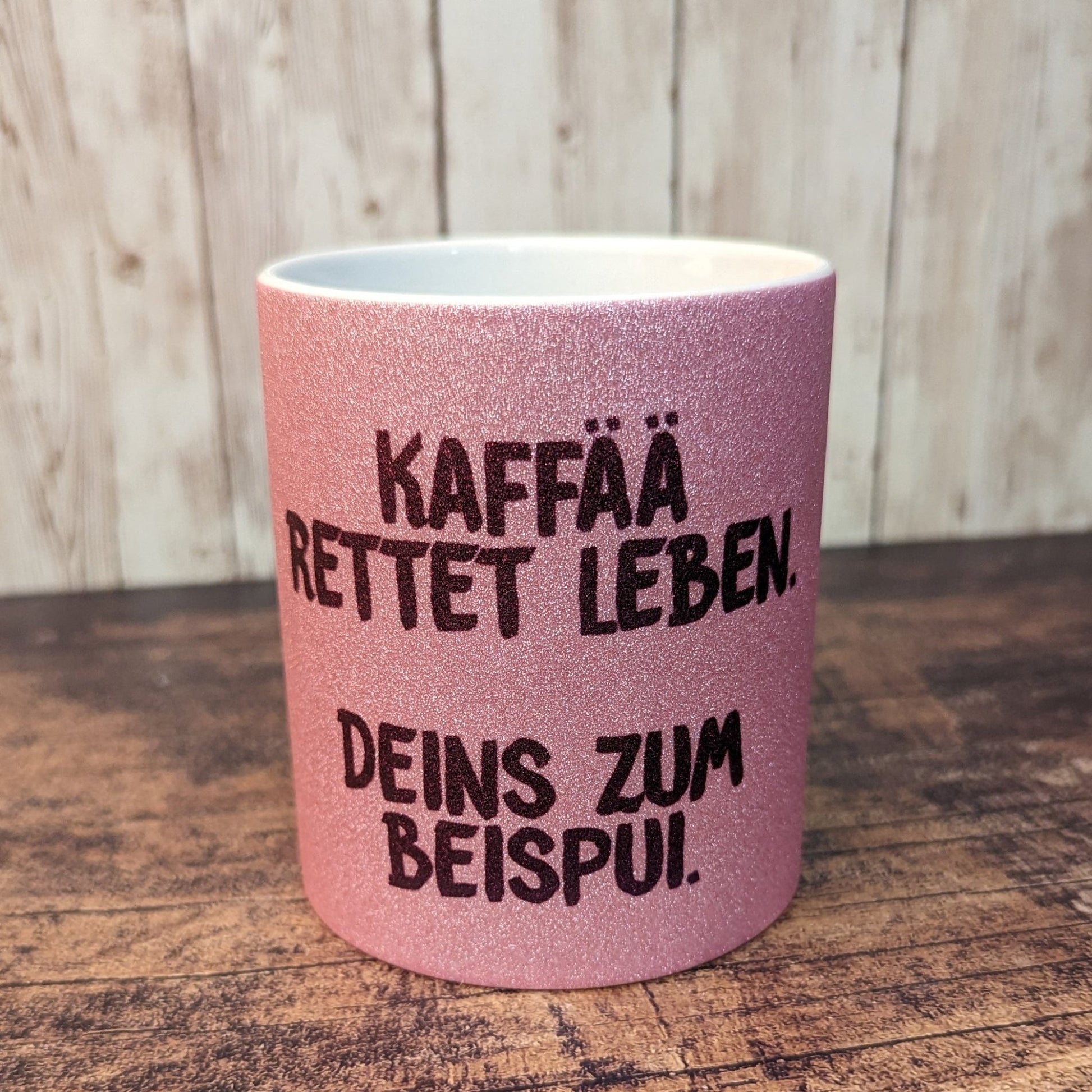 Glitzertasse "Kaffää rettet Leben!" - meinherzschlag.de