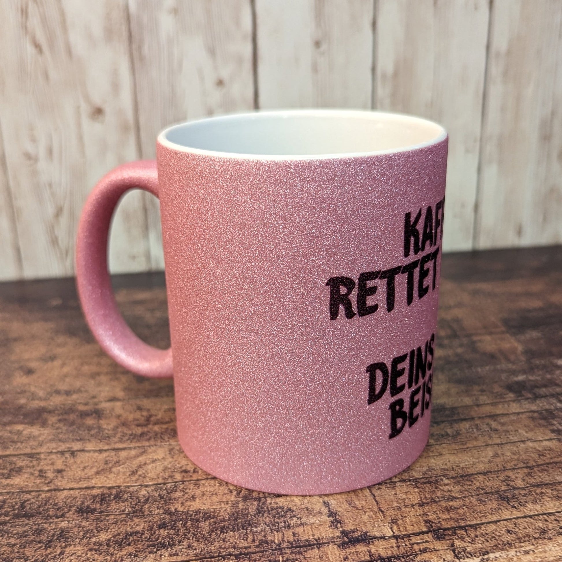 Glitzertasse "Kaffää rettet Leben!" - meinherzschlag.de