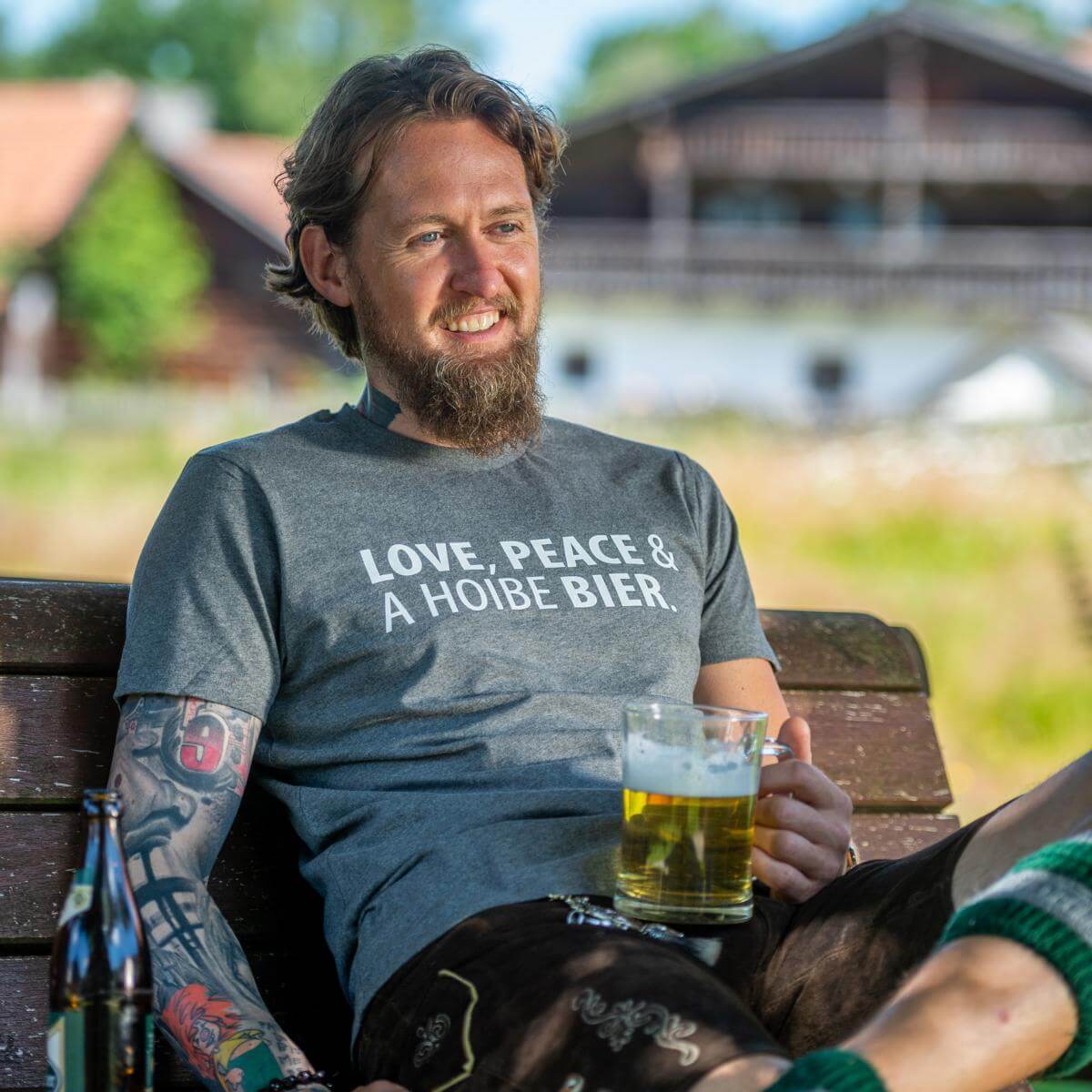 Herren - Shirt "Love, Peace & A Hoibe Bier" - meinherzschlag.de