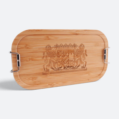 Brotzeitbox aus Edelstahl mit Bambusdeckel, auf dem das bayerische Staatswappen mit zwei Löwen eingraviert ist.