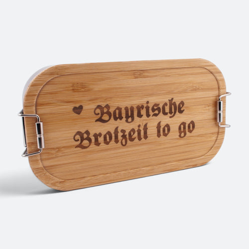 Brotzeitbox mit Bambusdeckel und der Gravur „Bayrische Brotzeit to go“ in Frakturschrift mit Herz.