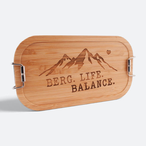 Brotzeitbox mit Bambusdeckel, eingravierter Bergkette mit Herz und dem Spruch „Berg. Life. Balance.“.