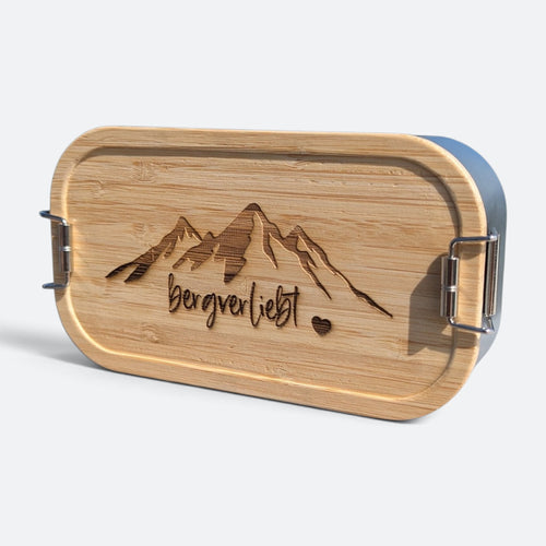 Brotzeitbox aus Edelstahl mit Bambusdeckel, eingravierter Bergkette und dem Schriftzug „bergverliebt“ mit Herz.