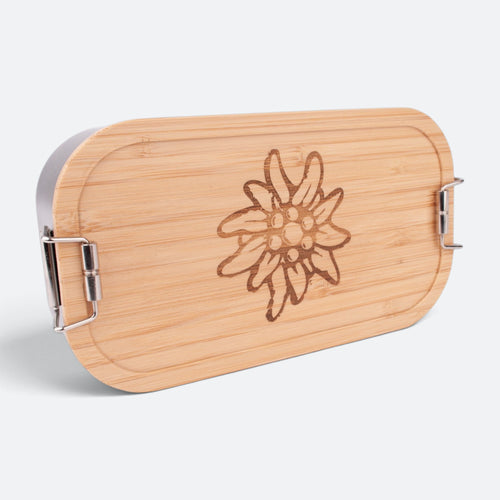Brotzeitbox aus Edelstahl mit Bambusdeckel und einem eingravierten Edelweiß.