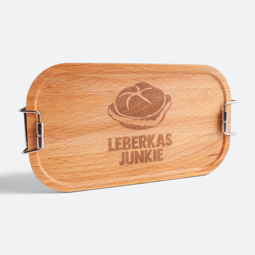 Brotzeitbox mit Buchenholzdeckel, eingravierter Leberkassemmel und dem Schriftzug „Leberkas Junkie“.