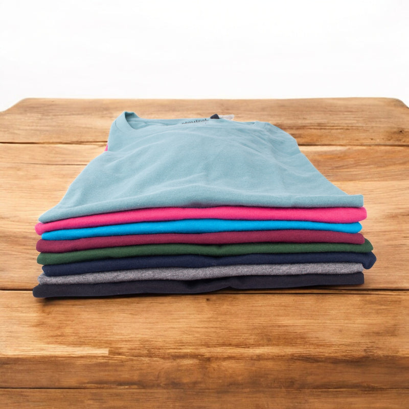 Stapel bayerischer Damen-Shirts in verschiedenen Farben