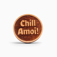 Holz-Ansteck-Pin "Chill Amoi"