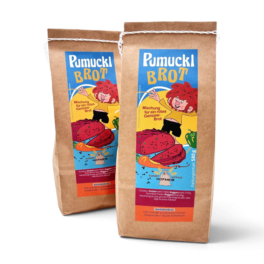 Zwei Papiertüten Pumuckl-Brot Backmischung nebeneinander