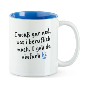 Weiße Tasse mit blauer Innenseite und dem bairischen Spruch „I woaß gar ned, was i beruflich mach. I geh da einfach hi.“ in Pinselschrift.