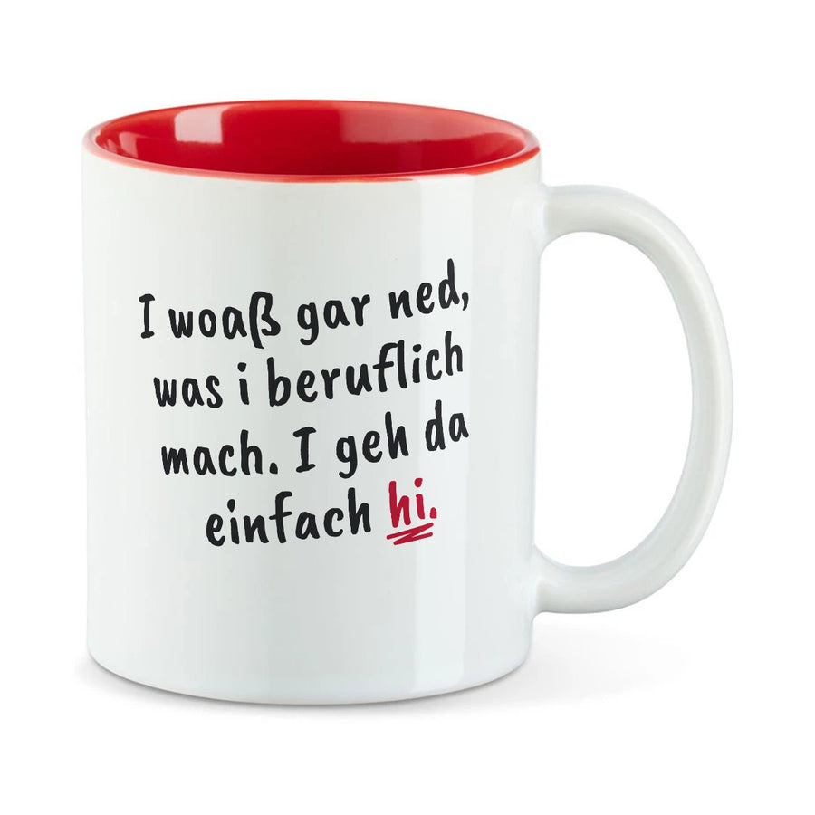 Weiße Tasse mit roter Innenseite und dem bairischen Spruch „I woaß gar ned, was i beruflich mach. I geh da einfach hi.“ in Pinselschrift.