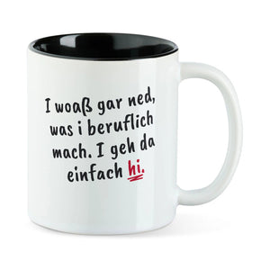 Weiße Tasse mit schwarzer Innenseite und dem bairischen Spruch „I woaß gar ned, was i beruflich mach. I geh da einfach hi.“ in Pinselschrift.
