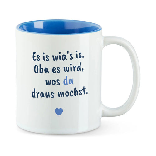 Weiße Tasse mit blauer Innenseite und dem bairischen Spruch „Es is wia's is. Oba es wird, wos du draus mochst.“ in Pinselschrift.