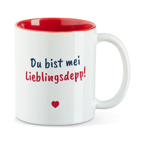 Weiße Tasse mit roter Innenseite und dem bairischen Spruch „Du bist mei Lieblingsdepp!“ in Pinselschrift.